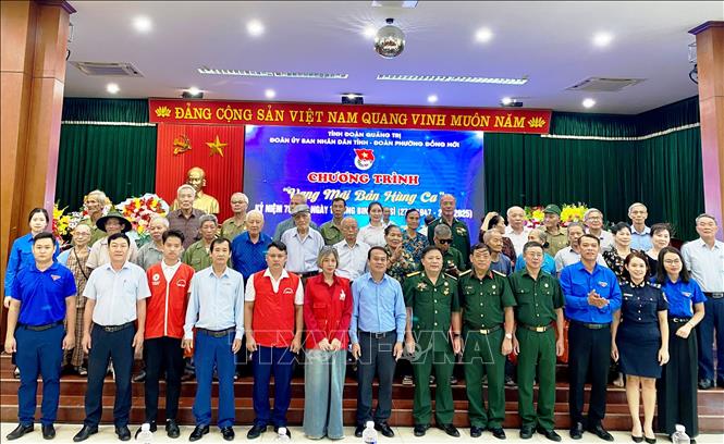 Các cựu chiến binh, thương binh, bệnh binh chụp ảnh kỷ niệm cùng các đại biểu. Ảnh: Võ Dung - TTXVN