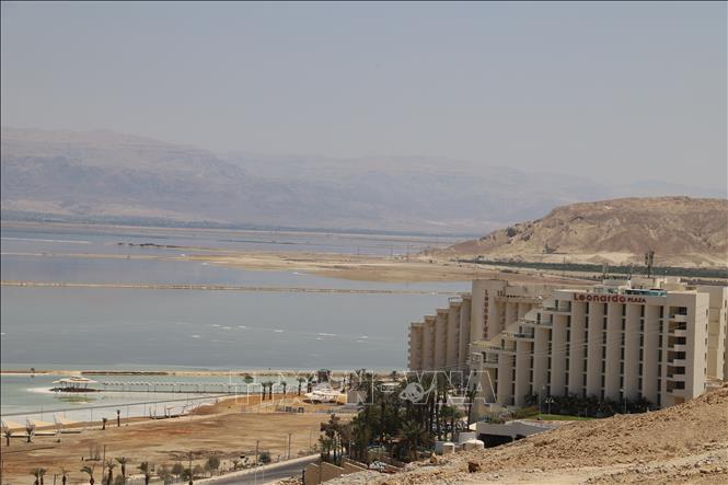 Biển Chết trong những ngày nắng nóng như thiêu đốt. Ảnh: Thanh Bình - PV TTXVN tại Israel
