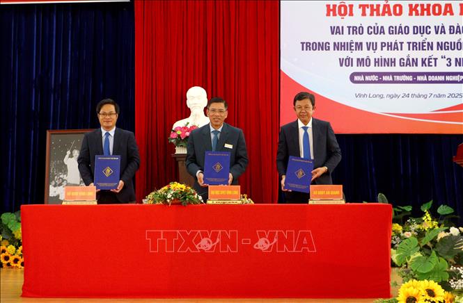 Lãnh đạo Trường Đại học Sư phạm Kỹ thuật Vĩnh Long ký kết hợp tác với lãnh đạo Sở Giáo dục và Đạo tạo các tỉnh Vĩnh Long và An Giang. Ảnh: Lê Thúy Hằng – TTXVN.