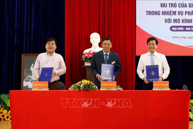 Lãnh đạo Trường Đại học Sư phạm Kỹ thuật Vĩnh Long ký kết hợp tác với lãnh đạo Trung tâm Thông tin Thông tấn xã Việt Nam khu vực phía Nam và Sở Nông nghiệp và Môi trường tỉnh Vĩnh Long. Ảnh: Lê Thúy Hằng – TTXVN.