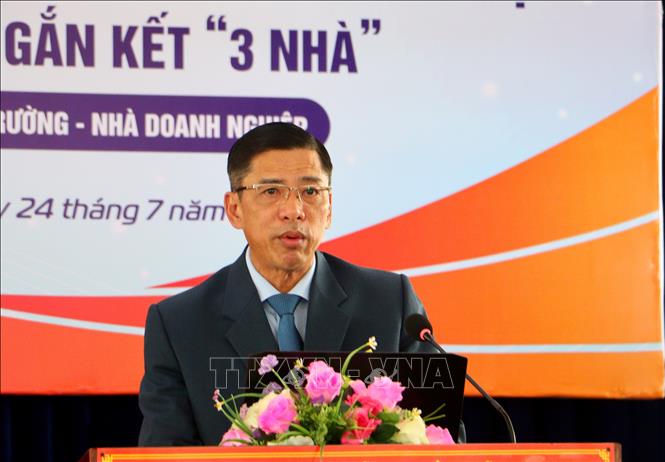 Phó Giáo sư, Tiến sĩ Nguyễn Thanh Tùng -  Hiệu trưởng Trường Đại học Sư phạm Kỹ thuật Vĩnh Long phát biểu tại hội thảo. Ảnh: Lê Thúy Hằng – TTXVN.