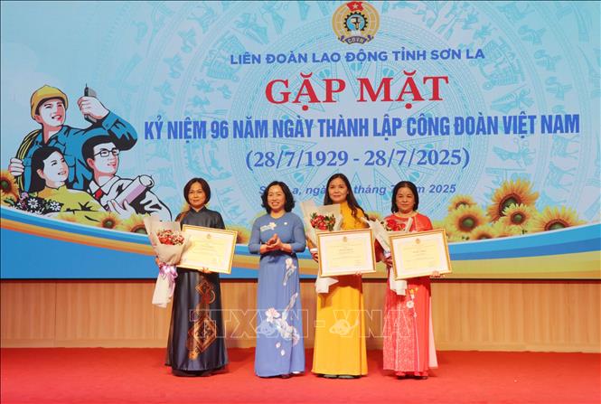Bà Thái Thu Xương, Phó Chủ tịch Thường trực Tổng Liên đoàn Lao động Việt Nam tặng Bằng khen của Tổng Liên đoàn Lao động Việt Nam cho các cá nhân có thành tích trong thực hiện sắp xếp tổ chức bộ máy. Ảnh: Nguyễn Cường - TTXVN