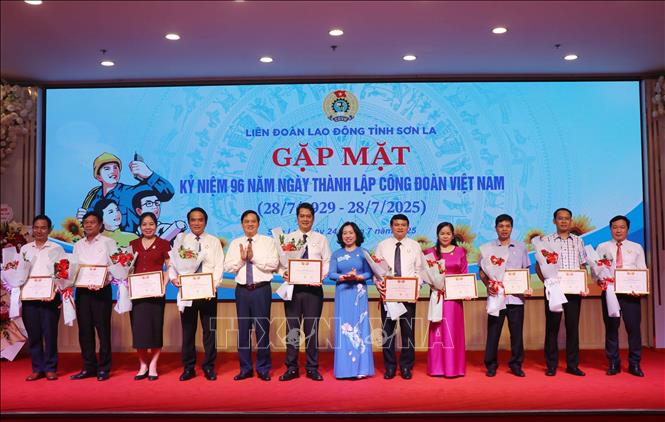 Bà Thái Thu Xương, Phó Chủ tịch Thường trực Tổng Liên đoàn Lao động Việt Nam tặng Kỷ niệm chương 