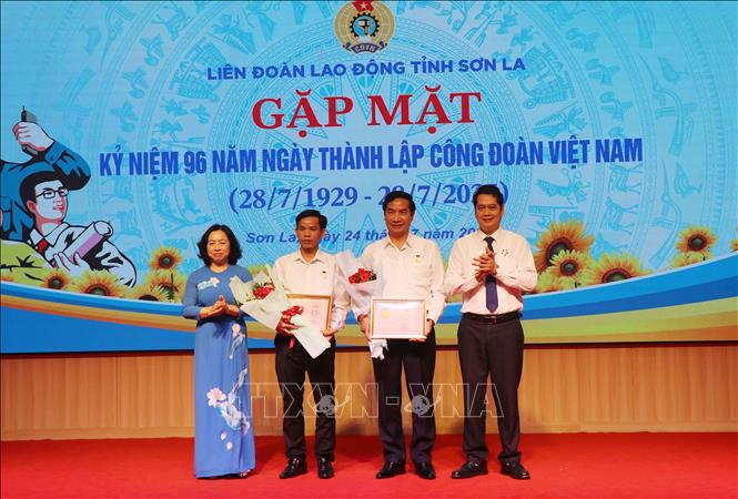 Bà Thái Thu Xương, Phó Chủ tịch Thường trực Tổng Liên đoàn Lao động Việt Nam tặng Bằng Lao động sáng tạo của Tổng Liên đoàn Lao động Việt Nam cho các cá nhân có sáng kiến mang lại hiệu quả kinh tế - xã hội. Ảnh: Nguyễn Cường - TTXVN