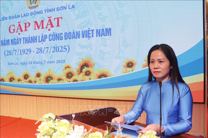 Bà Thái Thị Mai, Phó Chủ tịch phụ trách Liên đoàn Lao động tỉnh Sơn La phát biểu chia sẻ tại buổi gặp mặt. Ảnh: Nguyễn Cường - TTXVN