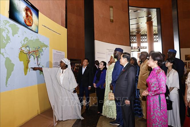 NA Chairman Tran Thanh Man and his spouse visit the Museum of Black Civilizations. VNA Photo: Doãn Tấn