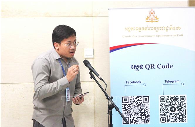 Phóng viên tờ Fresh News đặt câu hỏi tại buổi họp báo. Ảnh: Hoàng Minh - PV TTXVN tại Campuchia 