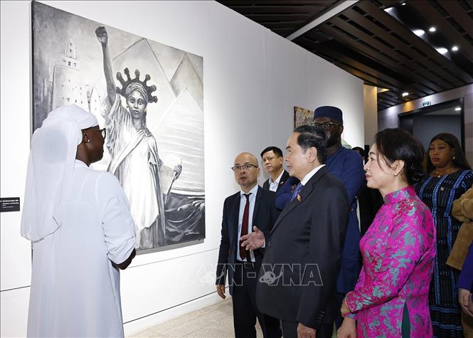 NA Chairman Tran Thanh Man and his spouse visit the Museum of Black Civilizations. VNA Photo: Doãn Tấn