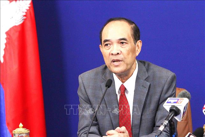 Ông Chum Sounry, Quốc vụ khanh kiêm Người phát ngôn Bộ Ngoại giao và Hợp tác quốc tế Campuchia phát biểu tại buổi họp báo. Ảnh: Hoàng Minh - PV TTXVN tại Campuchia 