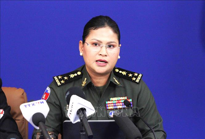 Bà Maly Socheata, Phó Quốc vụ khanh kiêm Người phát ngôn Bộ Quốc phòng Campuchia cung cấp thông tin về tình xung đột quân sự ở biên giới Campuchia - Thái Lan trong ngày 24/7/2024. Ảnh: Hoàng Minh - PV TTXVN tại Campuchia 