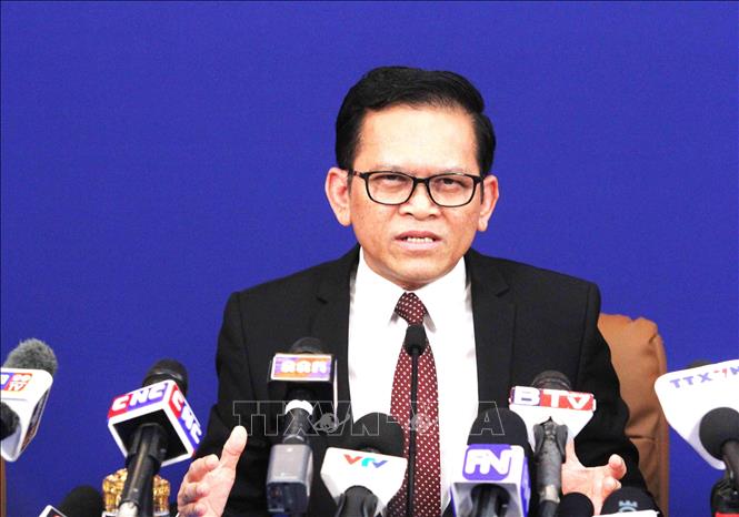 Ông Pen Bona, Người phát ngôn Chính phủ Hoàng gia Campuchia phát biểu tại buổi họp báo. Ảnh: Hoàng Minh - PV TTXVN tại Campuchia 