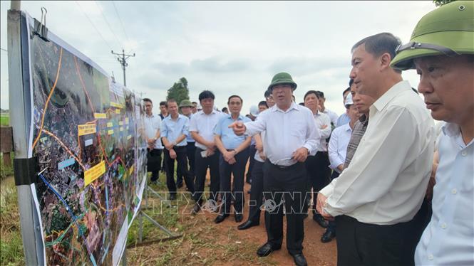 Bộ trưởng Bộ Xây dựng Trần Hồng Minh chỉ đạo tại buổi làm việc. Ảnh: Mạnh Khánh-TTXVN