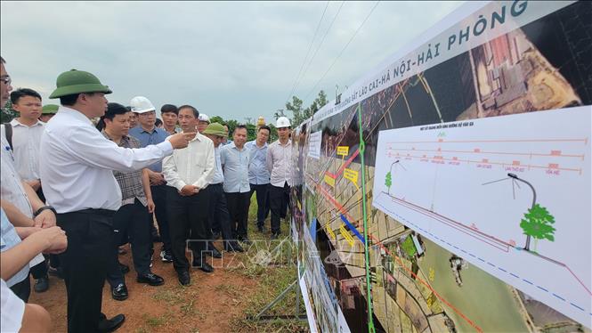 Bộ trưởng Bộ Xây dựng Trần Hồng Minh chỉ đạo tại buổi làm việc. Ảnh: Mạnh Khánh-TTXVN