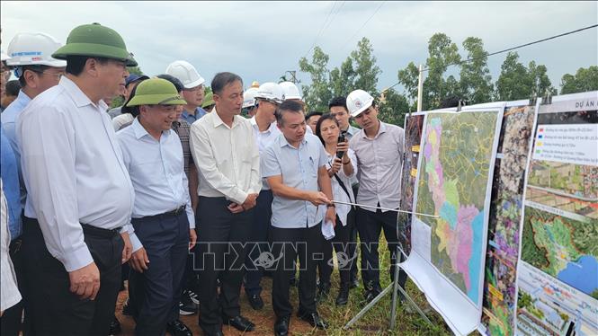 Đại diện Sở Xây dựng tỉnh Hưng Yên báo cáo tiến độ thực hiện dự án. Ảnh: Mạnh Khánh-TTXVN
