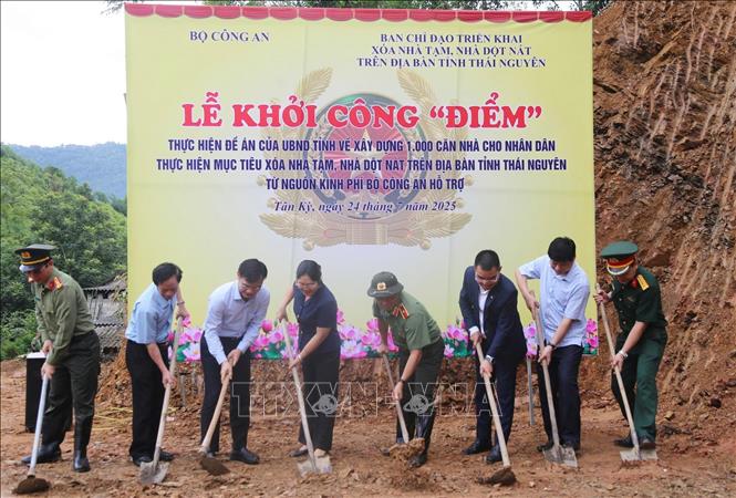 Đại diện Bộ Công an cùng lãnh đạo tỉnh Thái Nguyên khởi công xây dựng nhà. Ảnh: Vũ Hoàng Giang – TTXVN