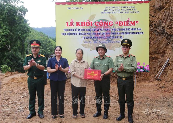 Đại diện Bộ Công an tặng quà cho hộ gia đình khó khăn. Ảnh: Vũ Hoàng Giang – TTXVN