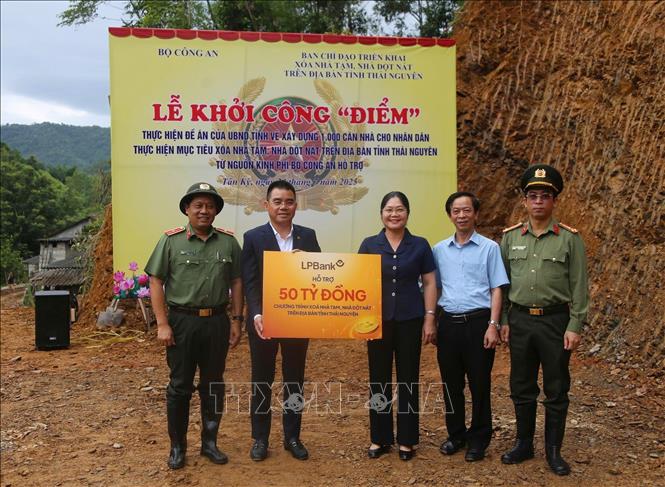 Các nhà tài trợ trao tặng nguồn vốn là 60 tỷ đồng để xây dựng hơn 1.000 căn nhà tại tỉnh Thái Nguyên. Ảnh: Vũ Hoàng Giang – TTXVN