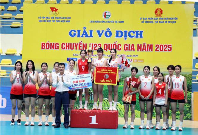 Trao giải nhất nội dung nữ cho đội Binh chủng thông tin - Binh đoàn 19. Ảnh: Trần Trang-TTXVN