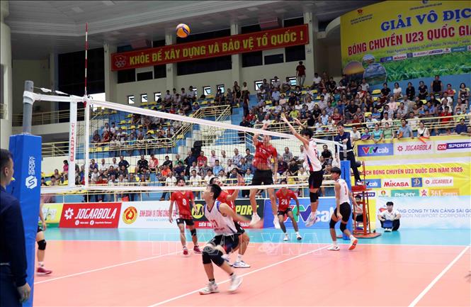 Trận chung kết nội dung nam giữa đội Thể công Tân Cảng với đội Ninh Bình. Ảnh: Trần Trang-TTXVN