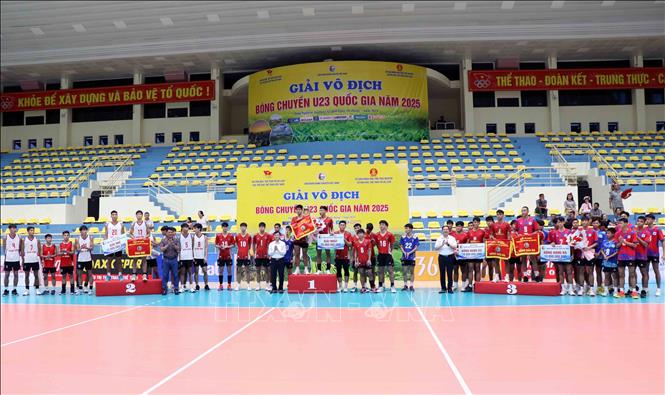 Ban tổ chức trao các giải Nhất, Nhì, Ba cho các đội nam. Ảnh: Trần Trang-TTXVN