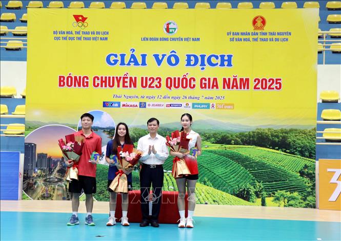 Ban tổ chức trao giải cho các vận động viên có thành tích xuất sắc trong thi đấu. Ảnh: Trần Trang-TTXVN