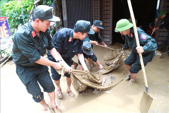 Lực lượng vũ trang, quân đội tham gia giúp dân khắc phục hậu quả lũ lụt. Ảnh: Xuân Tiến - TTXVN 