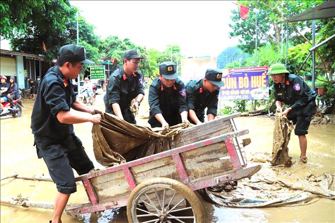 Lực lượng vũ trang, quân đội tham gia giúp dân khắc phục hậu quả lũ lụt. Ảnh: Xuân Tiến - TTXVN 