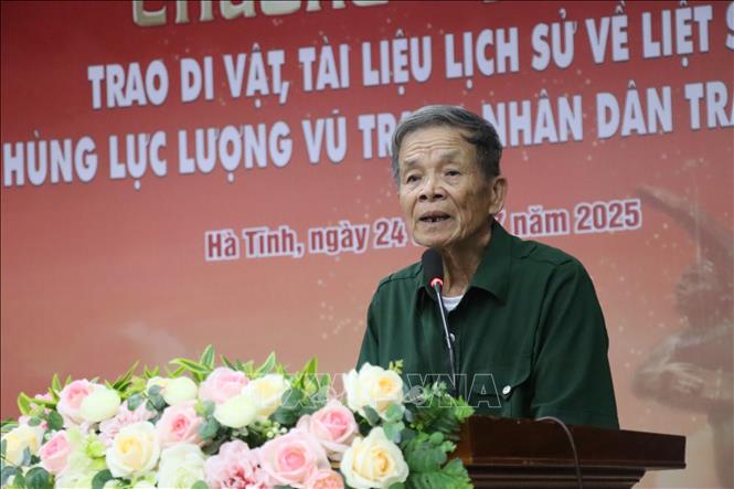 Ông Trần Thanh Tân, anh trai của Anh hùng Liệt sĩ Trần Văn Dần bày tỏ xúc động khi nhận được các kỷ vật. Ảnh: Hoàng Ngà - TTXVN