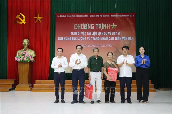 Ban tổ chức trao tặng quà cho cho thân nhân gia đình Liệt sĩ, Anh hùng LLVTND Đinh Văn Hòe và Anh hùng LLVTND Trần Văn Dần. Ảnh: Hoàng Ngà - TTXVN