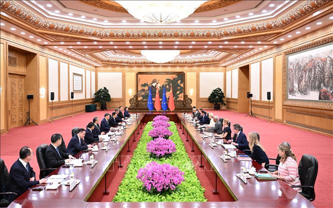 Toàn cảnh cuộc gặp giữa Chủ tịch Trung Quốc Tập Cận Bình và Chủ tịch Hội đồng châu Âu António Costa cùng Chủ tịch Ủy ban châu Âu (EC) Ursula von der Leyen trước Hội nghị Thượng đỉnh Trung Quốc-EU tại Bắc Kinh, ngày 24/7/2025. Ảnh: THX/TTXVN