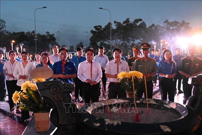 Ban tổ chức dâng hương trước tượng đài các Anh hùng liệt sĩ, người có công tại Nghĩa trang Liệt sĩ tỉnh (phường Rạch Giá). Ảnh: Văn Sĩ - TTXVN