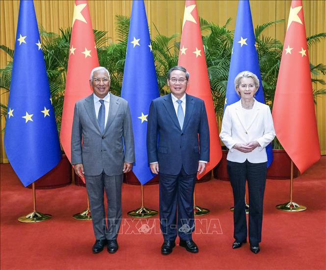 Thủ tướng Trung Quốc Lý Cường (giữa) cùng Chủ tịch Hội đồng châu Âu António Costa (trái) và Chủ tịch Ủy ban châu Âu (EC) Ursula von der Leyen đồng chủ trì Hội nghị Thượng đỉnh Trung Quốc-EU lần thứ 25 tại Bắc Kinh, ngày 24/7/2025. Ảnh: THX/TTXVN