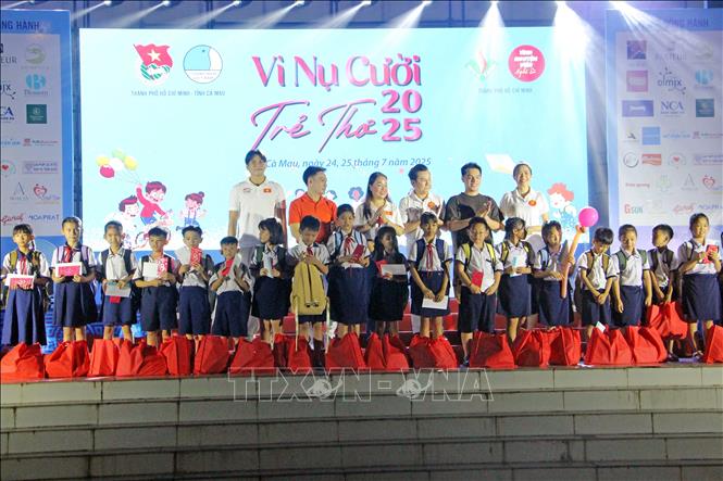 Ban tổ chức trao các phần quà cho thiếu nhi có hoàn cảnh khó khăn trên địa bàn tỉnh. Ảnh: Trung Kiên - TTXVN