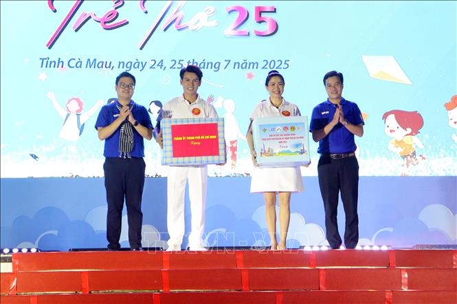 Lãnh đạo Thành đoàn thành phố Hồ Chí Minh trao quà tri ân cho đội hình Tình nguyện viên nghệ sĩ thành phố Hồ Chí Minh. Ảnh: Trung Kiên - TTXVN