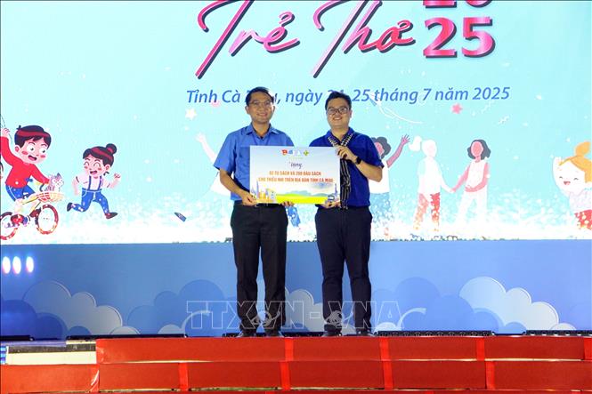 Thành đoàn thành phố Hồ Chí Minh trao tặng 2 tủ sách cho tỉnh Cà Mau. Ảnh: Trung Kiên - TTXVN