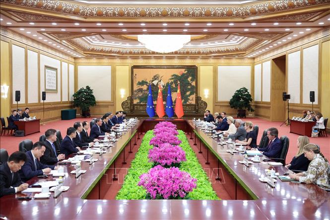 Thủ tướng Trung Quốc Lý Cường cùng Chủ tịch Hội đồng châu Âu António Costa và Chủ tịch Ủy ban châu Âu (EC) Ursula von der Leyen đồng chủ trì Hội nghị Thượng đỉnh Trung Quốc-EU lần thứ 25 tại Bắc Kinh, ngày 24/7/2025. Ảnh: THX/TTXVN
