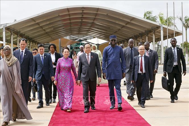 Chủ tịch Quốc hội Senegal El Malick Ndiaye tiễn Chủ tịch Quốc hội Trần Thanh Mẫn và Phu nhân tại Sân bay quốc tế Blaise Diagne, Thủ đô Dakar. Ảnh: Doãn Tấn - TTXVN