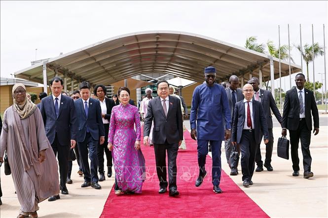 Chủ tịch Quốc hội Senegal El Malick Ndiaye tiễn Chủ tịch Quốc hội Trần Thanh Mẫn và Phu nhân tại Sân bay quốc tế Blaise Diagne, Thủ đô Dakar. Ảnh: Doãn Tấn - TTXVN