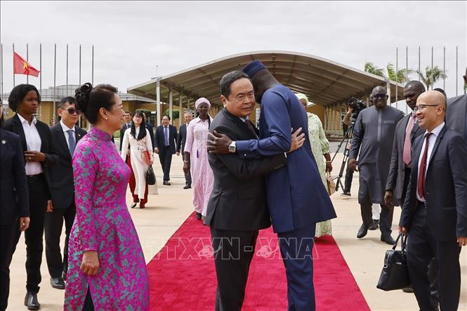 Chủ tịch Quốc hội Senegal El Malick Ndiaye tiễn Chủ tịch Quốc hội Trần Thanh Mẫn và Phu nhân tại Sân bay quốc tế Blaise Diagne, Thủ đô Dakar. Ảnh: Doãn Tấn - TTXVN
