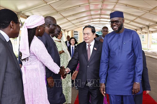Chủ tịch Quốc hội El Malick Ndiaye và các quan chức Senegal tiễn Chủ tịch Quốc hội Trần Thanh Mẫn và Phu nhân tại Sân bay quốc tế Blaise Diagne, Thủ đô Dakar. Ảnh: Doãn Tấn - TTXVN