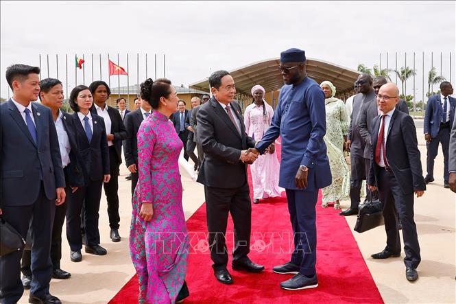 Chủ tịch Quốc hội Senegal El Malick Ndiaye tiễn Chủ tịch Quốc hội Trần Thanh Mẫn và Phu nhân tại Sân bay quốc tế Blaise Diagne, Thủ đô Dakar. Ảnh: Doãn Tấn - TTXVN