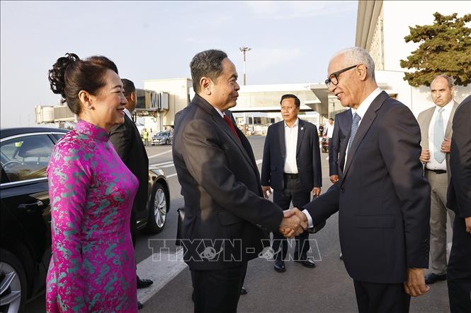 Chủ tịch Hạ viện Maroc Rachid Talbi Alami đón Chủ tịch Quốc hội Trần Thanh Mẫn và Phu nhân tại Sân bay Sale Rabat. Ảnh: Doãn Tấn – TTXVN