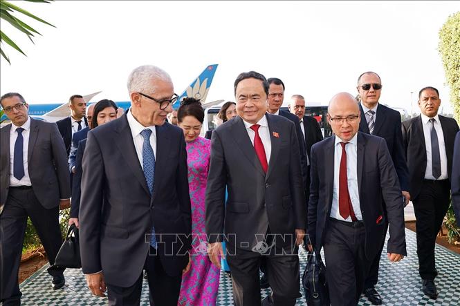 Chủ tịch Hạ viện Maroc Rachid Talbi Alami đón Chủ tịch Quốc hội Trần Thanh Mẫn và Phu nhân tại Sân bay Sale Rabat. Ảnh: Doãn Tấn – TTXVN