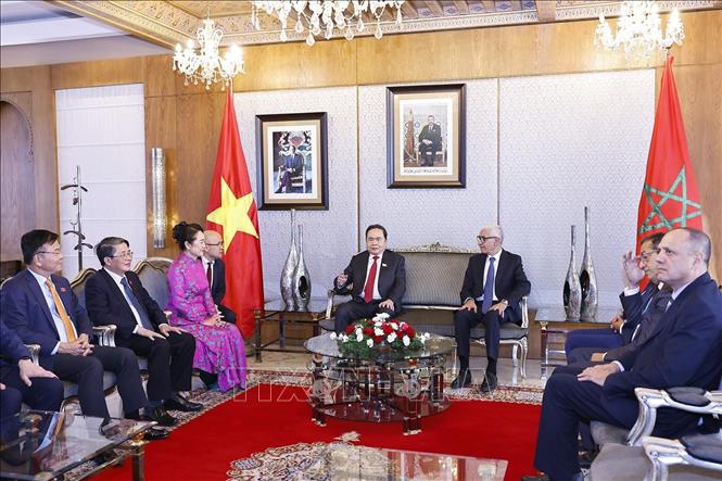 Chủ tịch Quốc hội Trần Thanh Mẫn gặp ngắn Chủ tịch Hạ viện Maroc Rachid Talbi Alami tại Sân bay Sale Rabat. Ảnh: Doãn Tấn – TTXVN
