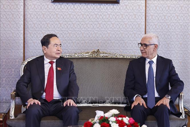 Chủ tịch Quốc hội Trần Thanh Mẫn gặp ngắn Chủ tịch Hạ viện Maroc Rachid Talbi Alami tại Sân bay Sale Rabat. Ảnh: Doãn Tấn – TTXVN
