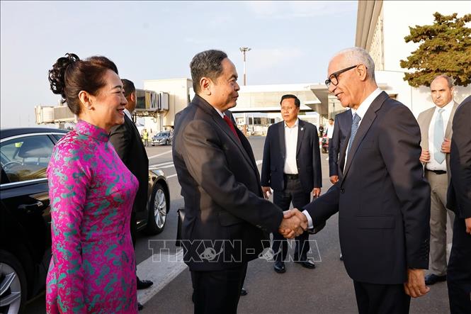 Chủ tịch Hạ viện Maroc Rachid Talbi Alami đón Chủ tịch Quốc hội Trần Thanh Mẫn và Phu nhân tại Sân bay Sale Rabat. Ảnh: Doãn Tấn – TTXVN
