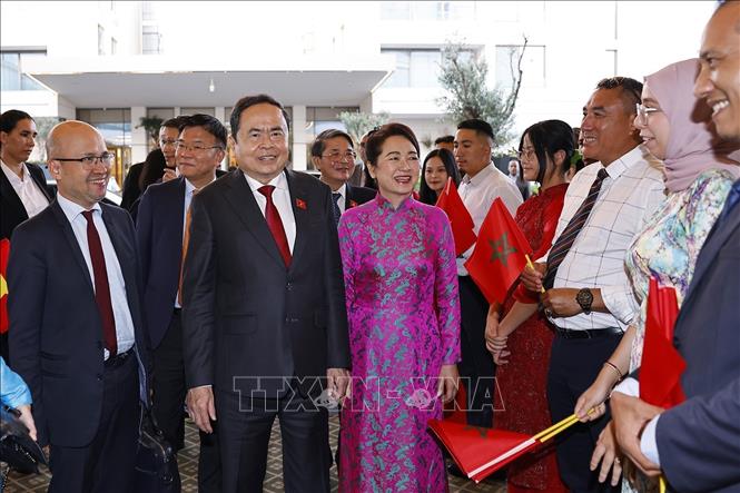 Đại sứ Việt Nam tại Maroc Lê Kim Quy cùng cán bộ, nhân viên và kiều bào đón Chủ tịch Quốc hội Trần Thanh Mẫn và Phu nhân. Ảnh: Doãn Tấn – TTXVN
