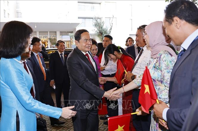 Đại sứ Việt Nam tại Maroc Lê Kim Quy cùng cán bộ, nhân viên và kiều bào đón Chủ tịch Quốc hội Trần Thanh Mẫn và Phu nhân. Ảnh: Doãn Tấn – TTXVN