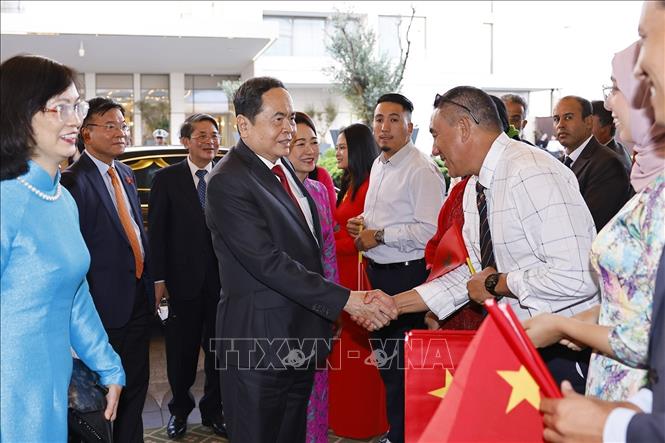 Đại sứ Việt Nam tại Maroc Lê Kim Quy cùng cán bộ, nhân viên và kiều bào đón Chủ tịch Quốc hội Trần Thanh Mẫn và Phu nhân. Ảnh: Doãn Tấn – TTXVN