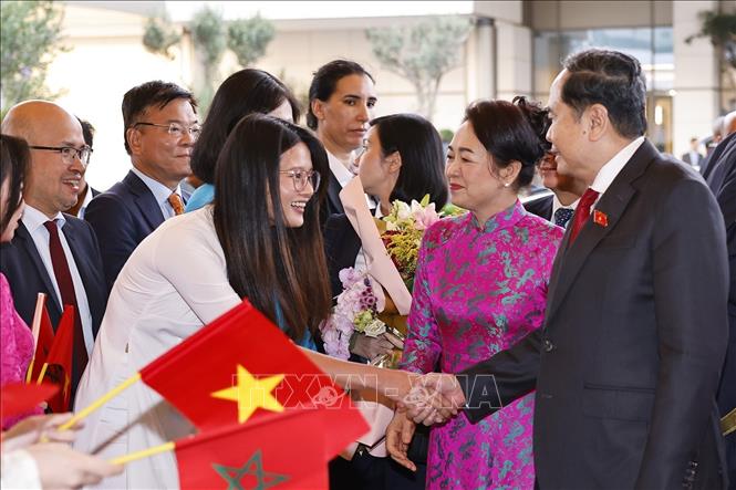 Cán bộ, nhân viên Đại sứ quán Việt Nam cùng kiều bào tại Maroc đón Chủ tịch Quốc hội Trần Thanh Mẫn và Phu nhân. Ảnh: Doãn Tấn – TTXVN